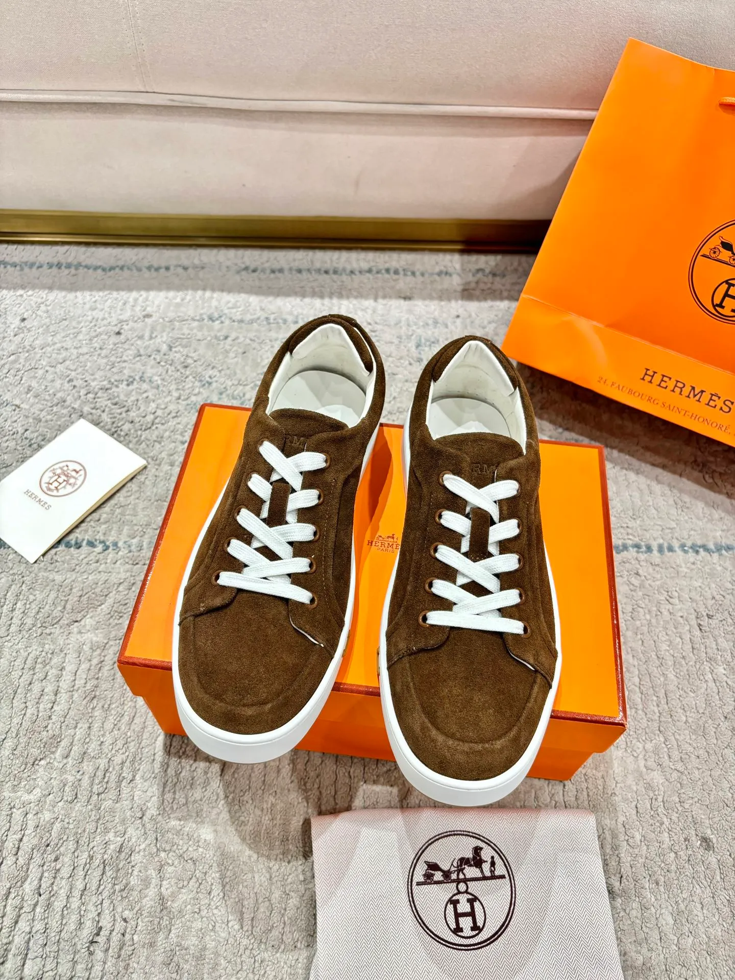 👟👟Ex-factory price 640👟👟 Men's model ➕10 Hermes·Hermès 2025ss new Lucky series men's leather loafers casual sports shoes for women Top version 🔝Original purchase, development and production👍🏻 This Hermès sports shoe is made of calfskin and suede goatskin, with iconic "H" details on the side, creating a dynamic and fashionable style. 💘 💜Material: original imported first-layer cowhide 💛Inner lining: original customized soft sheepskin 💚Sole: original molded non-slip TPU outsole ❤️Sole thickness: about 2.5cm 🤍Number of yards: 35-45👣 (40 for women and 45 for men, custom-made and non-refundable